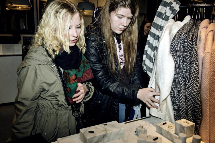 TENDENS. Gymnasieveninderne Mathilde Schjerlund og Christina Hofman er til Black Friday for at købe  julegaver - men kan ikke lade være med også at kigge på lidt ting til dem selv. 