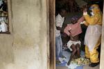 Ventetid. Jariath Sesay på 55 år bliver efter lang tids venten med ebola-lignende symptomer bragt til et behandlingssted. 