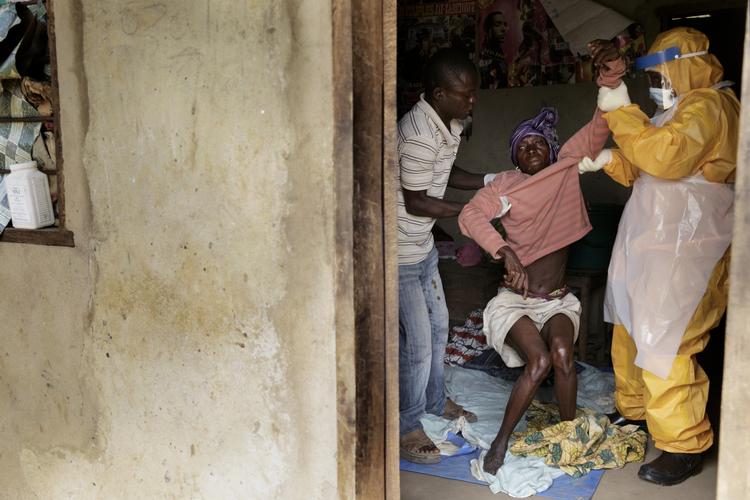 Ventetid. Jariath Sesay på 55 år bliver efter lang tids venten med ebola-lignende symptomer bragt til et behandlingssted. 