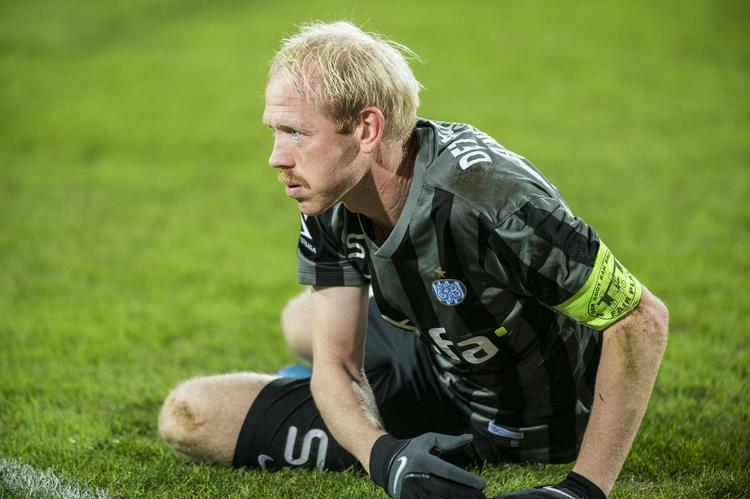 Fight. Esbjerg-anfører Hans Henrik Andreasen måtte en tur ned at ligge i det intense lokalopgør. 