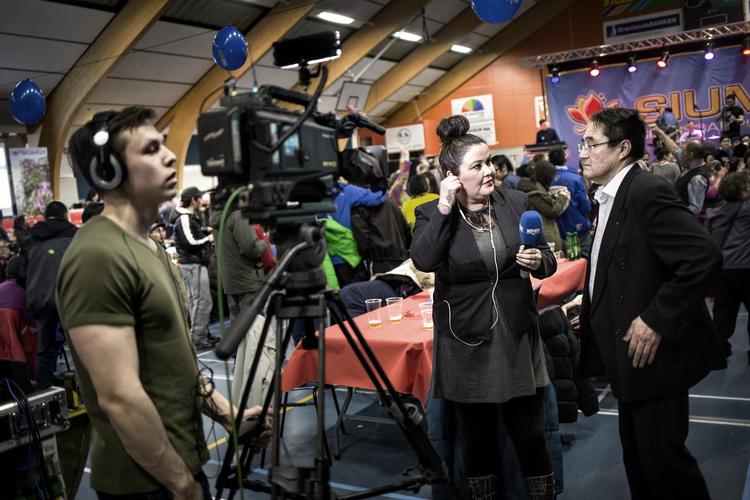 Den grønlanske tv-station KNR sender live fra Siumut på valgaftenen. Meget tyder dog på, at der kan gå uger før forhandlingerne om en regeringskoalition er bragt overstået. 
