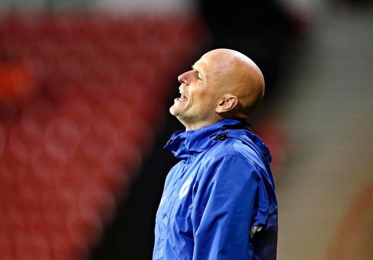 problemer. Ståle Solbakken går en meget svær tid i møde, hvis han ikke skaffer sejre i de kommende superliga- kampe. Men de næste modstandere hedder AaB og FCM. Det kan blive svært. Foto: Jens Dresling 