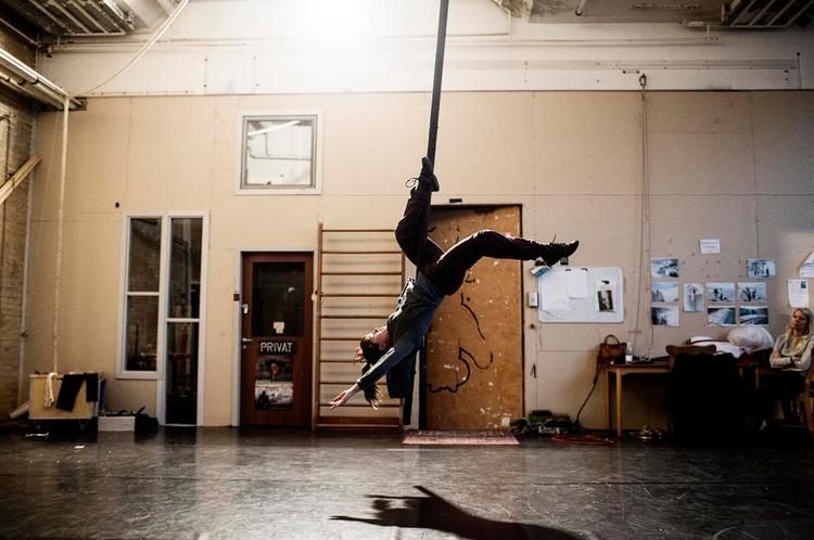 Nycirkusartist. »Man kan godt komme til at nørde lidt i cirkusverdenen, men her er der et fællesskab på tværs af kunstgenrer. Jeg kan for eksempel lige stikke forbi WoodCourtere og spørge, om de kan hjælpe med at bygge en pæl«, siger Gry Lambertsen, der har studie i det kreative arbejdsfællesskab PB43 på Amager, der presses ud af et lagerhotel. 