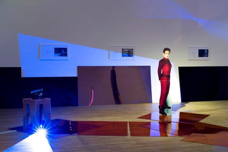 Kultfilm. Den amerikanske kunstner Lutz Bacher har i x-rummet lavet en installation, som indeholder fire papfirgurer med personer fra 'Star Trek'. 