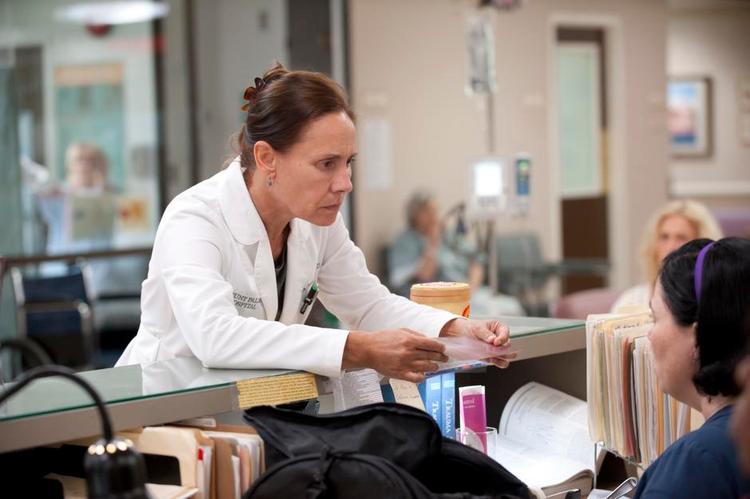 Angsprovokerende. 'Getting On' er ikke hysterisk morsom eller lårklaskende skæg. Til gengæld er den både tankevækkende, begavet og en lille smule angstprovokerende. 
