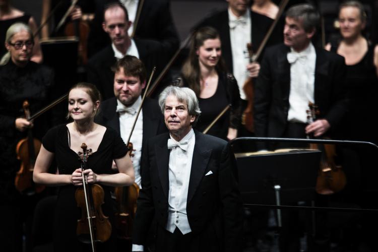 Selvtillid. Haenchen dirigerede Beethoven, så man oplevede byens bedste strygere og horn med maskulin selvtillid. 