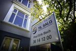 Boligpriser. Stiger renten 1 procent, vil boligkøberne for den samme månedlige ydelse kun være i stand til at betale 2, 13 millioner kroner for en gennemsnitlig lejlighed  i København på 80 kvadratmeter. Det er 8 procent mindre end i dag. 