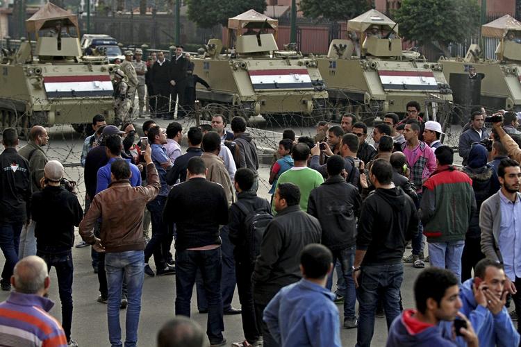 Modstand. Sikkerhedsstyrker blokerer for, at demonstranter kan komme ind på den ikoniske Tahrir-plad, efter de har indtaget gaden i protest mod dagens domsafsigelse, hvor den tidligere præsident Hosni Mubarak er blevet frifundet alle drabsanklager. 