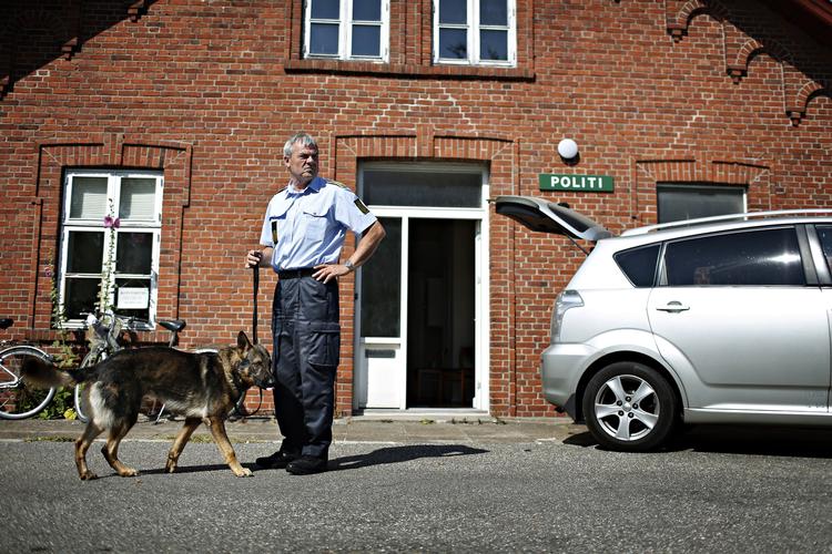 Læsø var sidste år den kommune i Danmark med mindst kriminalitet. Her er det landbetjent Per Nielsen i aktion sidste sommer. 