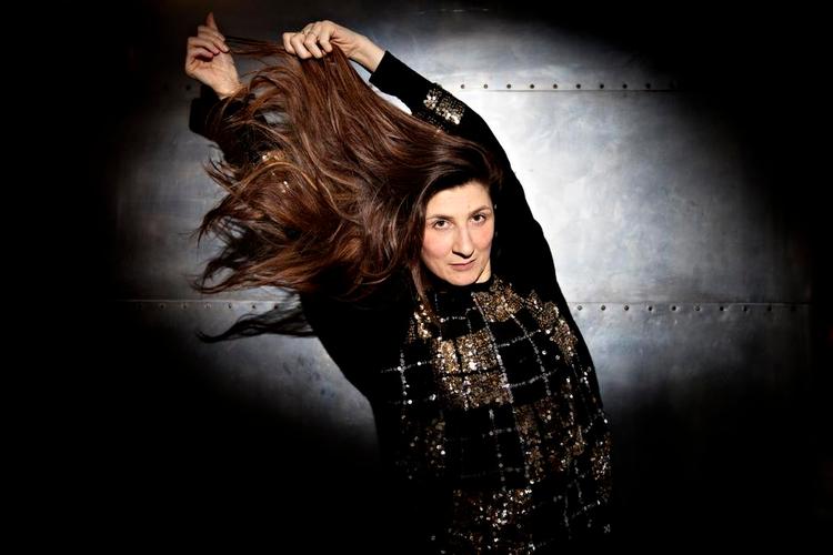 tilgivelse. Radioværten Ayse Dudu Tepe fortæller om at vokse op med en voldelig far - og tilgive ham. 