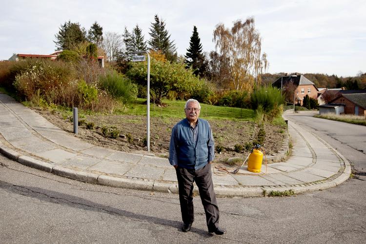 Proportioner. Afghanske Nasim Mashir fik asyl for 14 år siden. Han opfylder alle betingelser for et dansk statsborgerskab, men er blevet afvist, fordi alle bøder på 3.000 kroner, uanset forseelse, betyder afslag fra Justitsministeriet. Han har fået et bøde på 3.000 kroner for ved et uheld at have sat ild i sin hæk. 