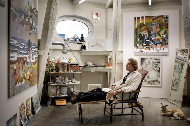 Kontortid. Martin Bigum tegner og maler i sit tårnatelier alle hverdage fra 9-17. 