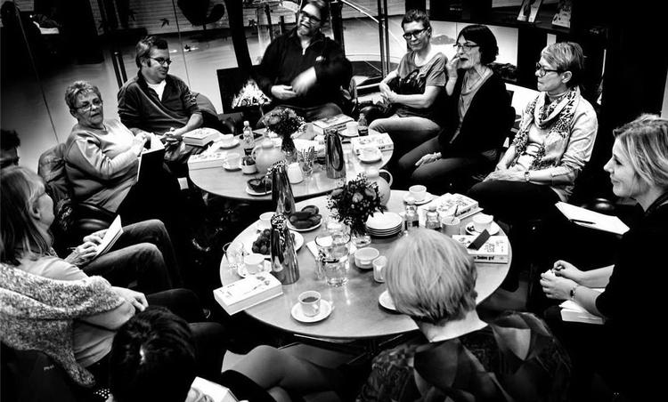 Rundbordssnak. Efter halvanden times intens diskussion står to spørgsmål tilbage: Hvem skriver den korte anmeldelse, og hvem sørger for kage til næste gang? 