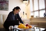 DIGITAL. Før i tiden fik danskerne deres lønsedler ind gennem brevsprækken eller i dueslaget på arbejdet. Men i dag får over 80 procent af LO og FTF's medlemmer lønsedlerne som Digital Post i deres e-Boks på nettet. 