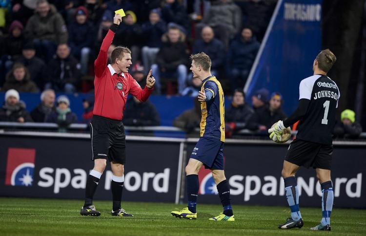 KORTSPILLER. I sin fjerde Superligakamp uddelte Benjamin Svedborg to røde og fire gule kort, det ene til Mads Hvilsom for 'film'. 