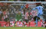 1-0. Manchester Citys første mål scorede Yaya Toure med denne afslutning. 