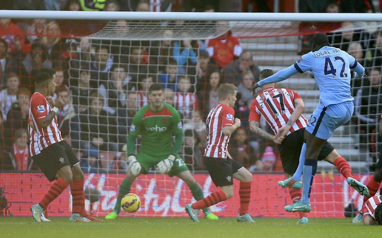 1-0. Manchester Citys første mål scorede Yaya Toure med denne afslutning. 