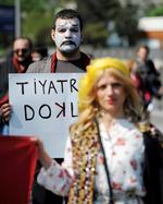 Kontrol. 'Rør ikke ved mine teatre', står der på skiltet fra en demonstration i 2012, efter at Istanbuls borgmester - med støtte fra præsident Erdogan - havde overtaget kontrollen med byens teatre. 
