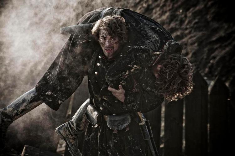 Drama. Det gode blev stillet op mod det onde i Ole Bornedals danmarksepos '1864'. Som da Laust (Jakob Oftebro) viste sand heltemod, da han forsøgte at redde den adelige tølper Didrich (Pilou Asbæk) ud af kugleregnen - og selv blev ramt af en tysker. 