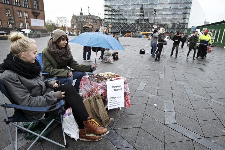 Dagsværk. Rebecca Pedersen og Mikkel Kristensen fra Grindsted tog i 2013 til Rådhuspladsen i København for at sælge muffins til Operation Dagsværk. 