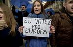 Valg. En kvindelig studerende holder et skilt frem med teksten 'Jeg stemmer for Europa'. 