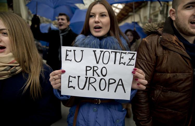 Valg. En kvindelig studerende holder et skilt frem med teksten 'Jeg stemmer for Europa'. 