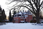 Udsyn. Den store villa i skovbrynet har haft mange funktioner, siden den blev bygget som sommerresidens til en skibsreder i 1907. Dengang bestod området af marker helt ned til vandet, så skibsrederen havde fra tårnværelset frit udsyn til sine skibe, når de nærmede sig Øresund. Siden har det været pensionat og senest afvænningshjem. 