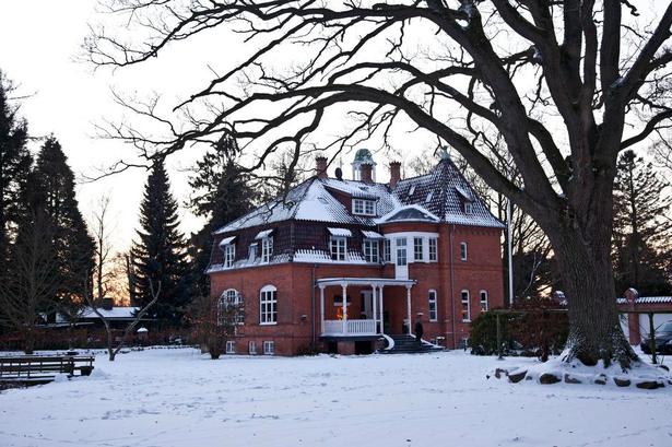 Udsyn. Den store villa i skovbrynet har haft mange funktioner, siden den blev bygget som sommerresidens til en skibsreder i 1907. Dengang bestod området af marker helt ned til vandet, så skibsrederen havde fra tårnværelset frit udsyn til sine skibe, når de nærmede sig Øresund. Siden har det været pensionat og senest afvænningshjem. 
