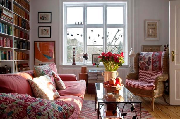 Hyggeligt. Sofaen i det røde bibliotek er fyldt med mønstrede puder, og sammen med kelimtæppet på gulvet bliver udtrykket etnisk. Ofte spørger gæster, om de må sætte sig herind, bare fordi der er så hyggeligt. 