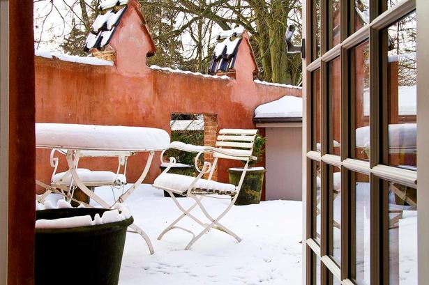 Snedækket. I forbindelse med køkkenet er der udgang til en terrasse, der dog kun bruges i sommerhalvåret, men borde og stole står ude året rundt. 