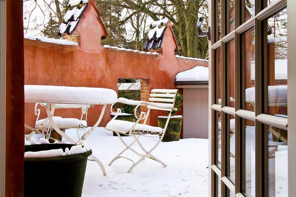 Snedækket. I forbindelse med køkkenet er der udgang til en terrasse, der dog kun bruges i sommerhalvåret, men borde og stole står ude året rundt. 