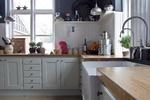 Gennemgribende. Tæt på spisestuen ligger køkkenet, der var et af de rum, der virkelig trængte til renovering. Institutionskøkkenet skulle ud, og sammen med køkkenfirmet Kvänum byggede de det hele om. Her er nu spiseplads i den ene side af køkkenet, og langs væggene blev køkkenbordet bygget op med skuffer og skabe. 