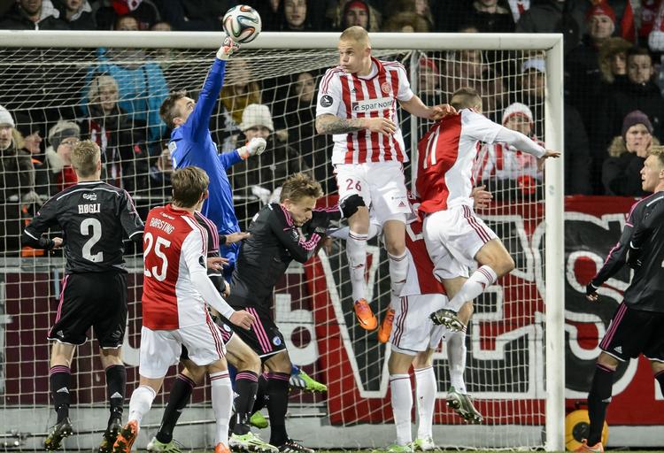 NULLERT. Ved i går at holde nullet mod AaB bidrog FCK-målmanden Stephan Andersen til at bokse 16. runde af Superligaen på rekordkurs. 