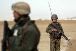 Uro. Det har vist sig vanskeligt at skaffe mandskab nok til den nye Nato-mission i Afghanistan, som skal bestå af en styrke på i alt 12.000 Nato-soldater 