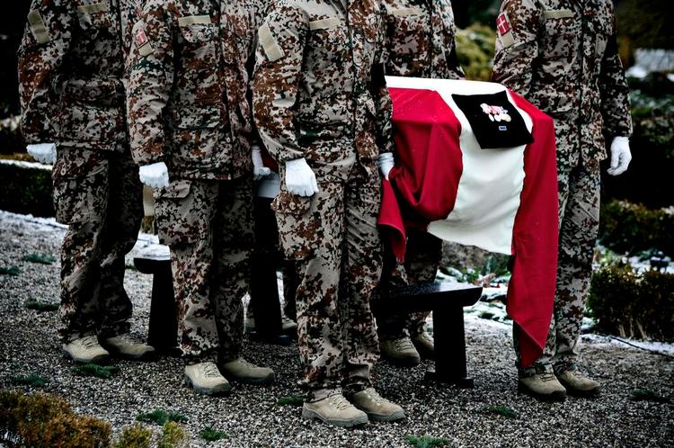 Litteraturspor. Danmarks deltagelse i konflikter og krige sætter sig spor i kunsten og litteraturen. Og her er det en klar tendens, at det er den hjemvendte soldat, der er i centrum. På fotoet, der ikke har noget med bogen at gøre, bærer danske jægersoldater en kammerats kiste. 