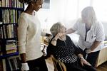 Kontrol. Beboer Hanne Beck klarer selv tandbørstningen, men er glad for, at klinikassistent Jette Johansen (th.) tjekker efter. Plejeassistent  Farhiya Abdiaziz (tv.) bliver samtidig oplært i at se efter, om beboernes tænder og mund er rene her på Peder Lykke Centret på Amager. 