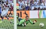 VERDENSMESTER. Som tysk landsholdsmålmand var Manuel Neuer med til at besejre Lionel Messi i VM-finalen. Nu er de oppe mod hinanden i Fifa's kåring af verdens bedste fodboldspiller. 