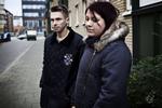 CHOKEREDE. Josefin Persson fulgte Martin Hansson til bussen i går, da bomben sprang for enden af vejen. Foto: Line Ørnes Søndergaard 