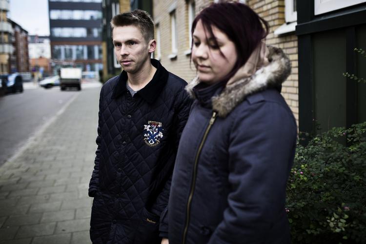CHOKEREDE. Josefin Persson fulgte Martin Hansson til bussen i går, da bomben sprang for enden af vejen. Foto: Line Ørnes Søndergaard 