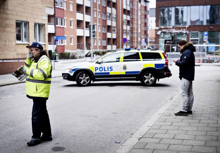 POLITI. Massivt politiopbud og afspærring ved Porslinsgatan, hvor bomben i går aftes gik af. 