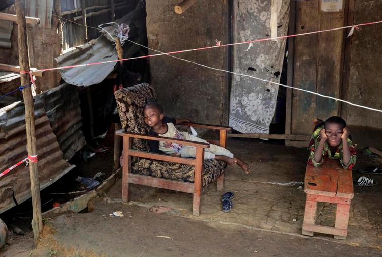 KEDSOMHED. Besøgende i den afspærrede gade i byen Grafton uden for Freetown er et sandt højdepunkt for Idris og Amadu Conthe. De skal have endnu 7 af i alt 21 dages karantæne til at gå i det lille 2-families skur i kvarteret, hvor mindst 17 er døde af ebola. I den lille tøjforretning i Freetown er der langt mellem Rodgers’ kunder, økonomien er gået i stå, priserne stiger, og folk bruger kun penge til at købe mad for. 