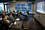 Gymnasiereform. I en 2. g-klasse på Ørestad Gymnasium følger eleverne pressemødet om regerings udspil til den nye gymnasiereform 