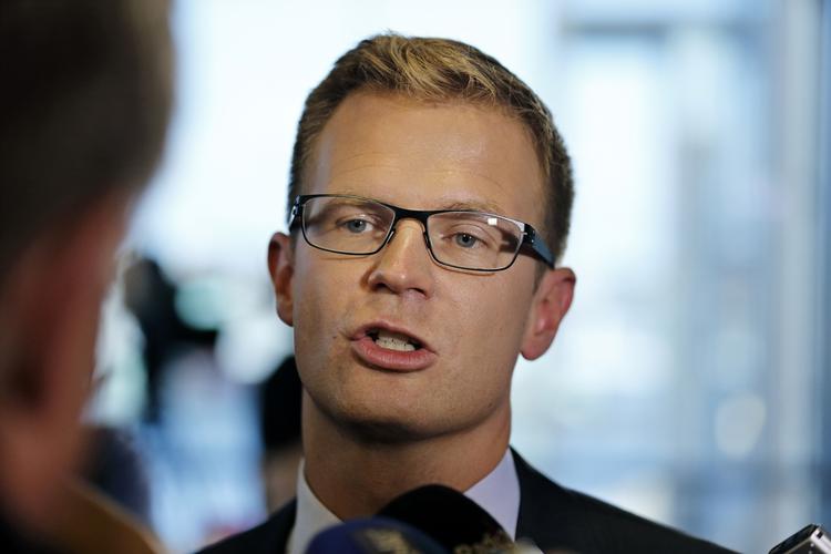 Skatterabat. Minister Benny Engelbrecht bør kaldes for 'Benny Plovfure', for han graver bare problemet ned. Han køber sig tid, siger Allan Malskær, der er formand for Parcelhusejernes Landsforening. 