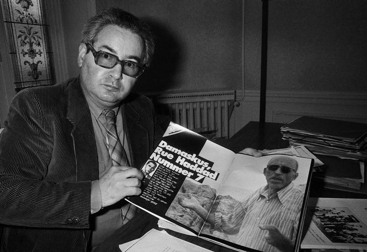 INTERVIEW. Nazijægeren Serge Klarsfeld viser her det tyske magasin Buntes featurehistorie om nazisten og krigsforbryderen Alois Brunner. 