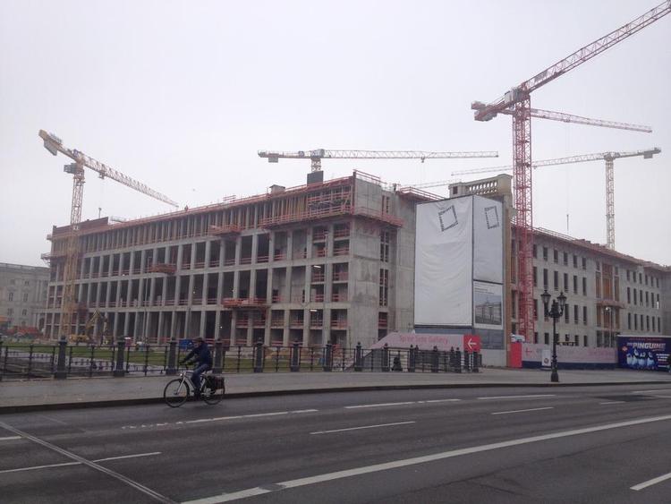 historisk. Indtil videre er der kun en rå betonskal af det, der skal blive til Berliner Schloss. Det kræver dog en del private bidrag. 
