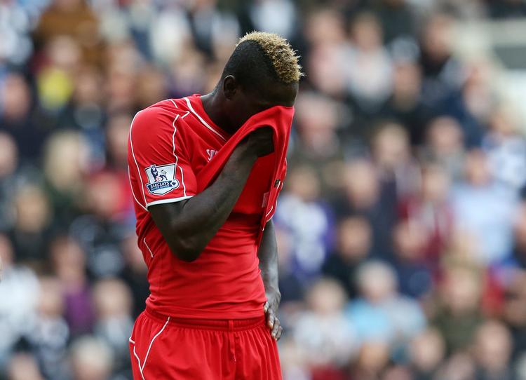 Brøler. Mario Balotelli er ansat til at score mål på banen, men 'selvmål' uden for grønsværen bliver det også til. 