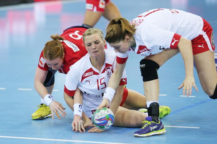 Ude. Marianne Bonde (th) må nøjes med at følge EM fra sidelinjen eller tv-skærmen. 