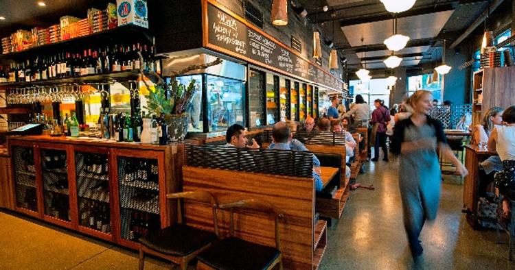 Tapas. Movida i Sydney International Airport er en af de lufthavnsrestauranter, hvor du kan få en ordentlig bid mad inden take off. 