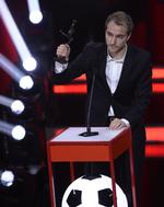 Hyldet. Christian Eriksen blev i 2013 kåret som årets fodboldspiller ved et glitrende show i Cirkusbygningen. I år sker prisuddelingen i mere ydmyge og endnu ukendte rammer. 