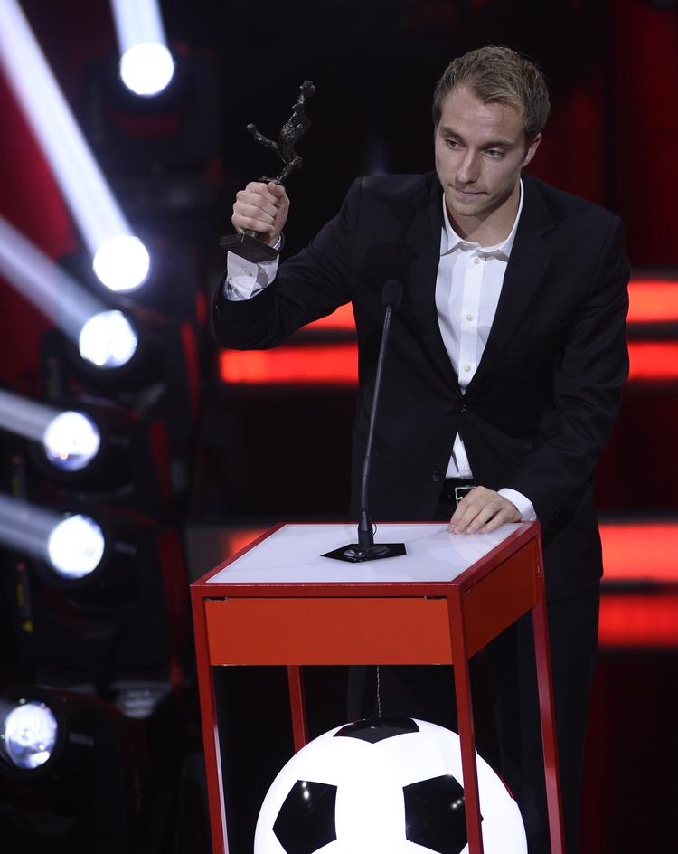 Hyldet. Christian Eriksen blev i 2013 kåret som årets fodboldspiller ved et glitrende show i Cirkusbygningen. I år sker prisuddelingen i mere ydmyge og endnu ukendte rammer. 